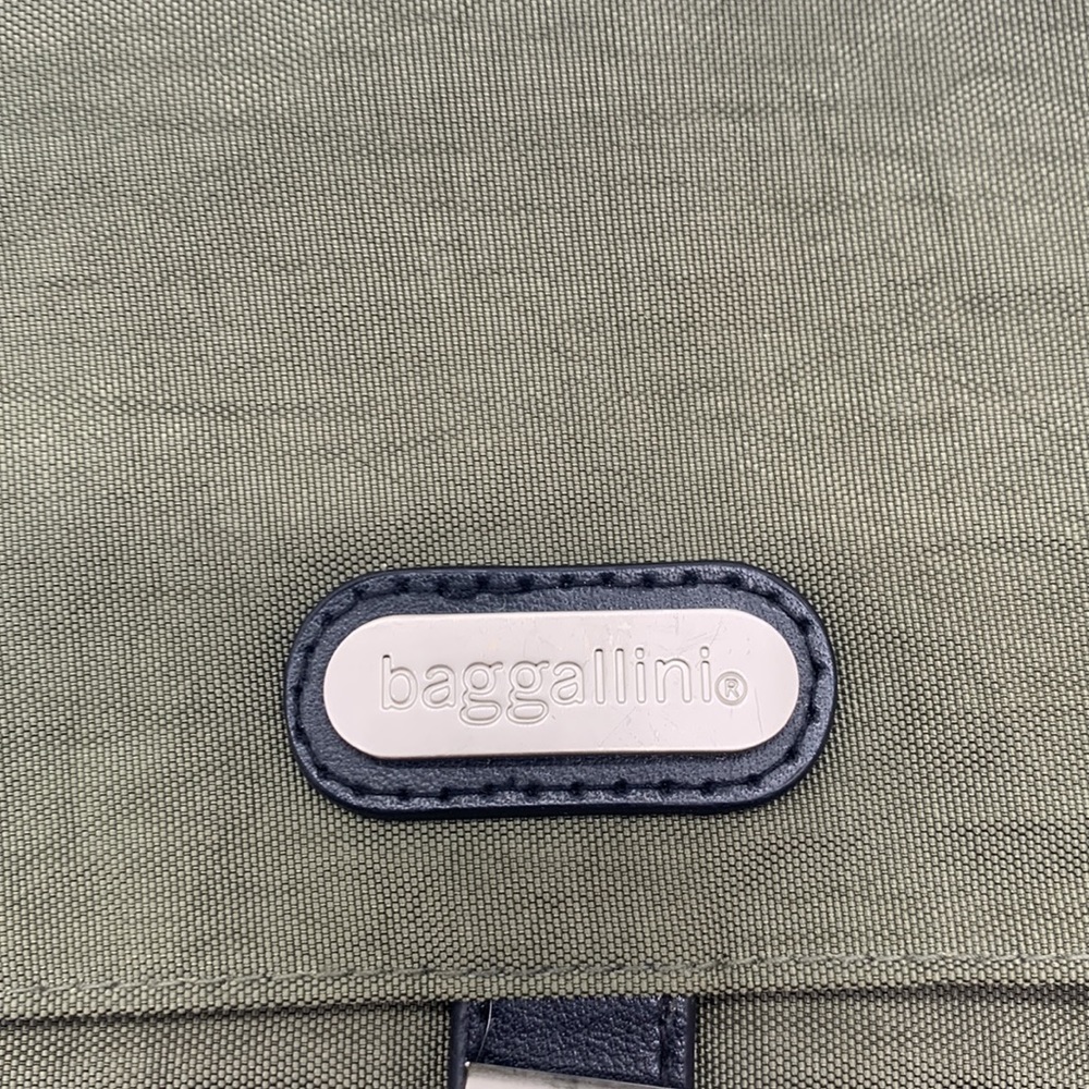 Baggalini Dark Green Nylon Lightweight Travel Bag with built in wallet MCB3617 - Picture 3 of 9